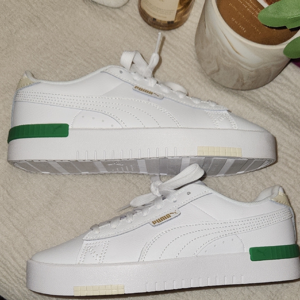 ✨️HP✨️Puma White Sneakers with Green Highlights - Picture 5 of 7